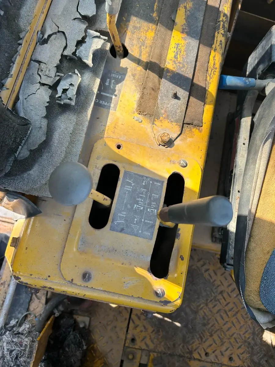 None Caterpillar • D3, godište 1986 • 6