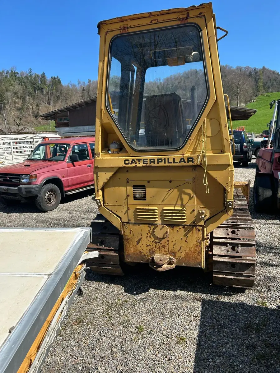 None Caterpillar • D3, godište 1986 • 10