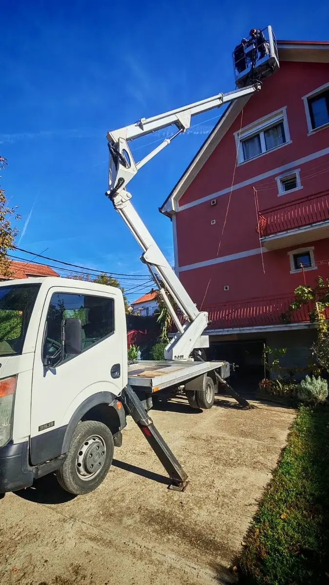 Auto dizalica sa korpom Nissan • Cabstar 20m • 2