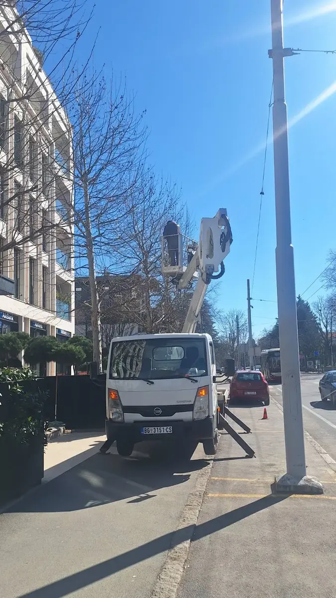 Auto dizalica sa korpom Nissan • Cabstar 20m • 3