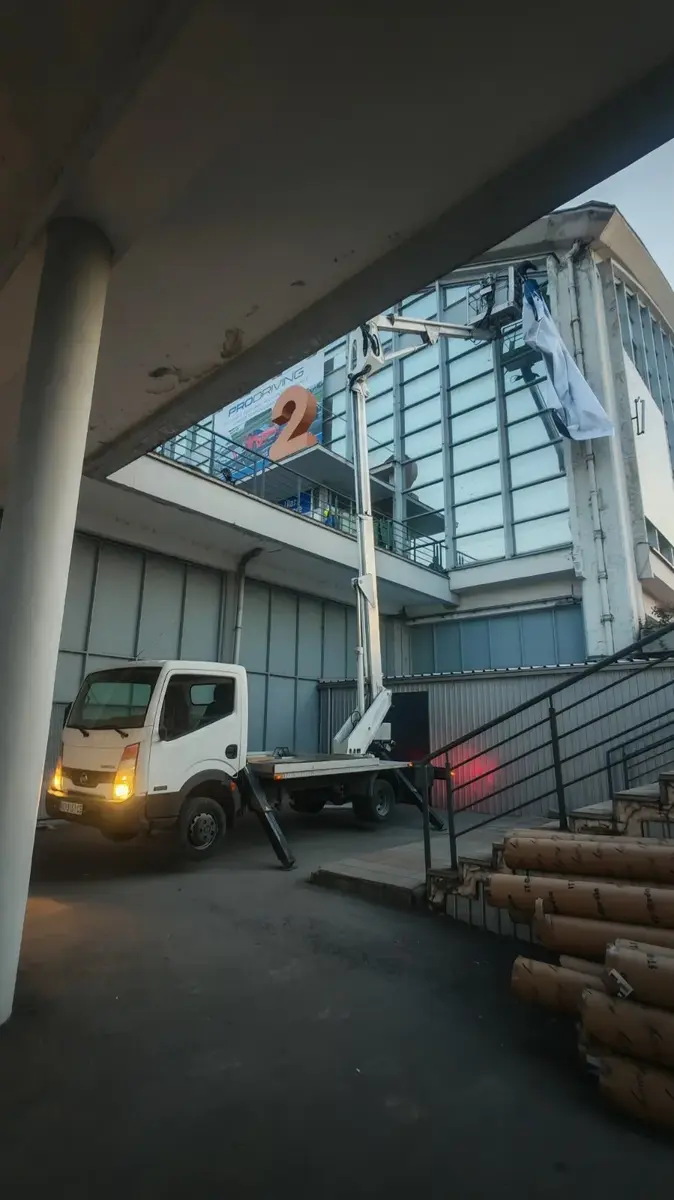 Auto dizalica sa korpom Nissan • Cabstar 20m • 8