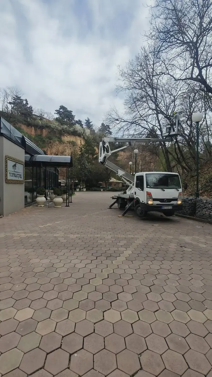 Auto dizalica sa korpom Nissan • Cabstar 20m • 9