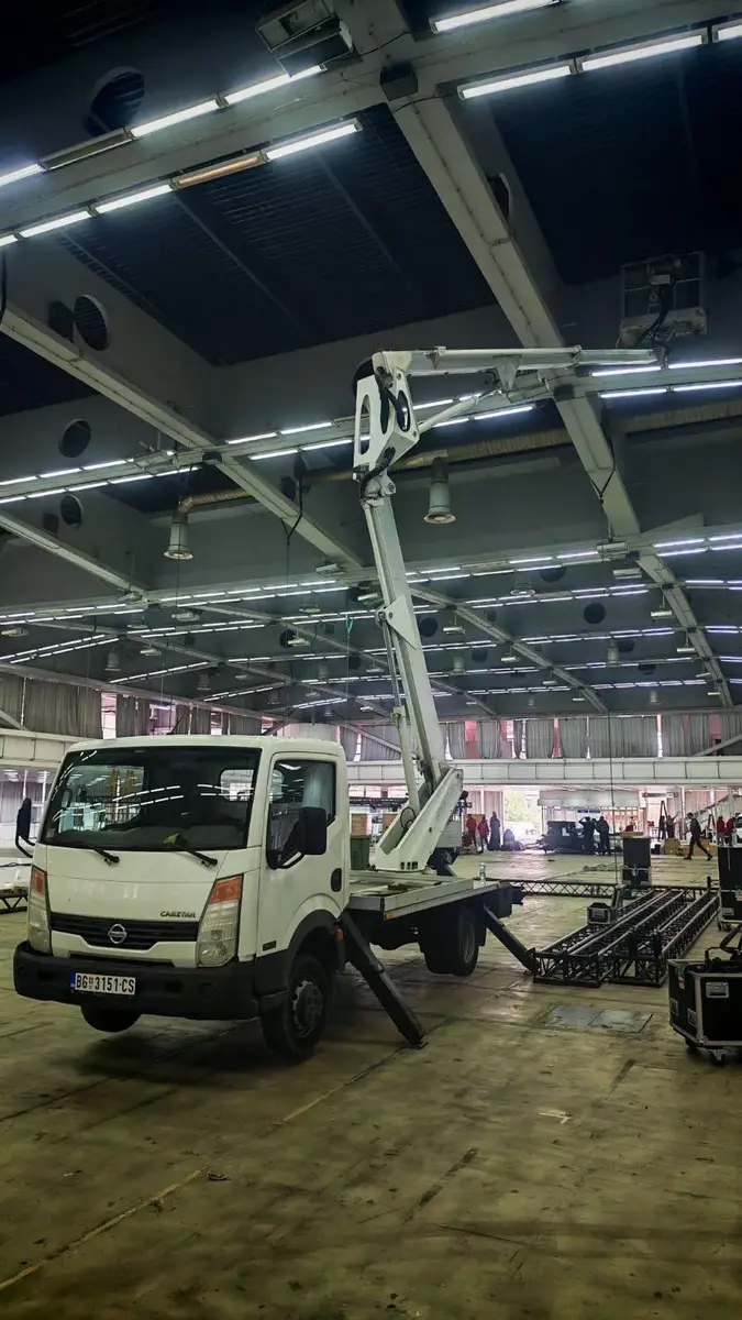 Auto dizalica sa korpom Nissan • Cabstar 20m • 14