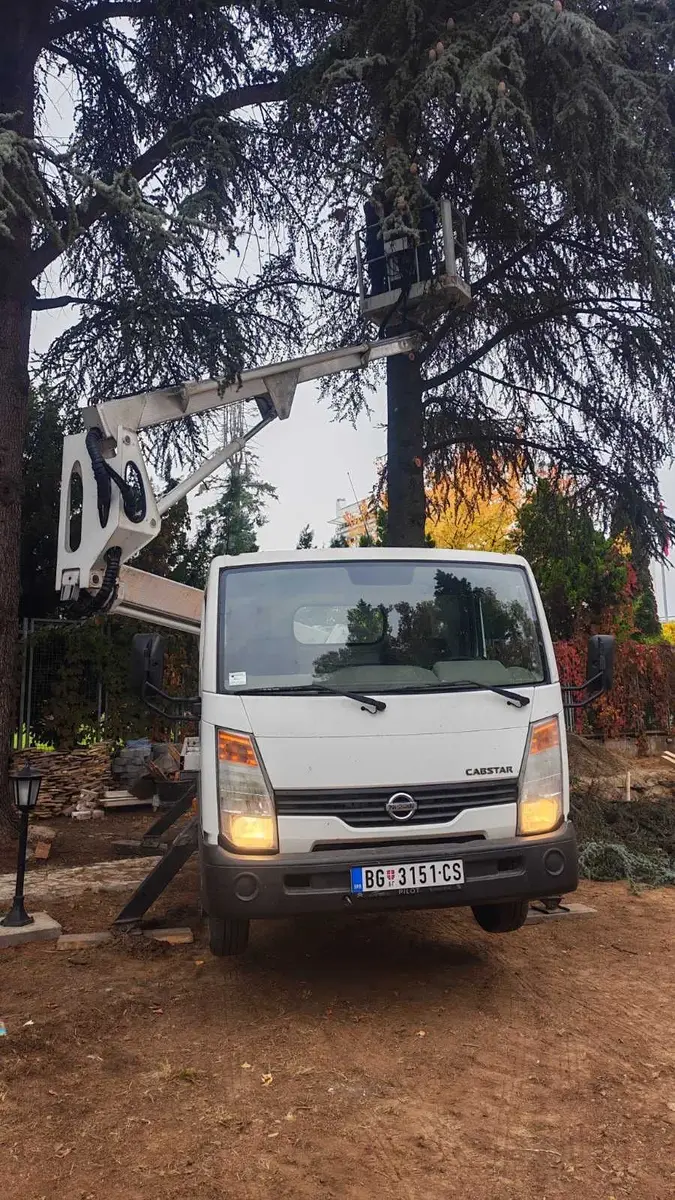 Auto dizalica sa korpom Nissan • Cabstar 20m • 18