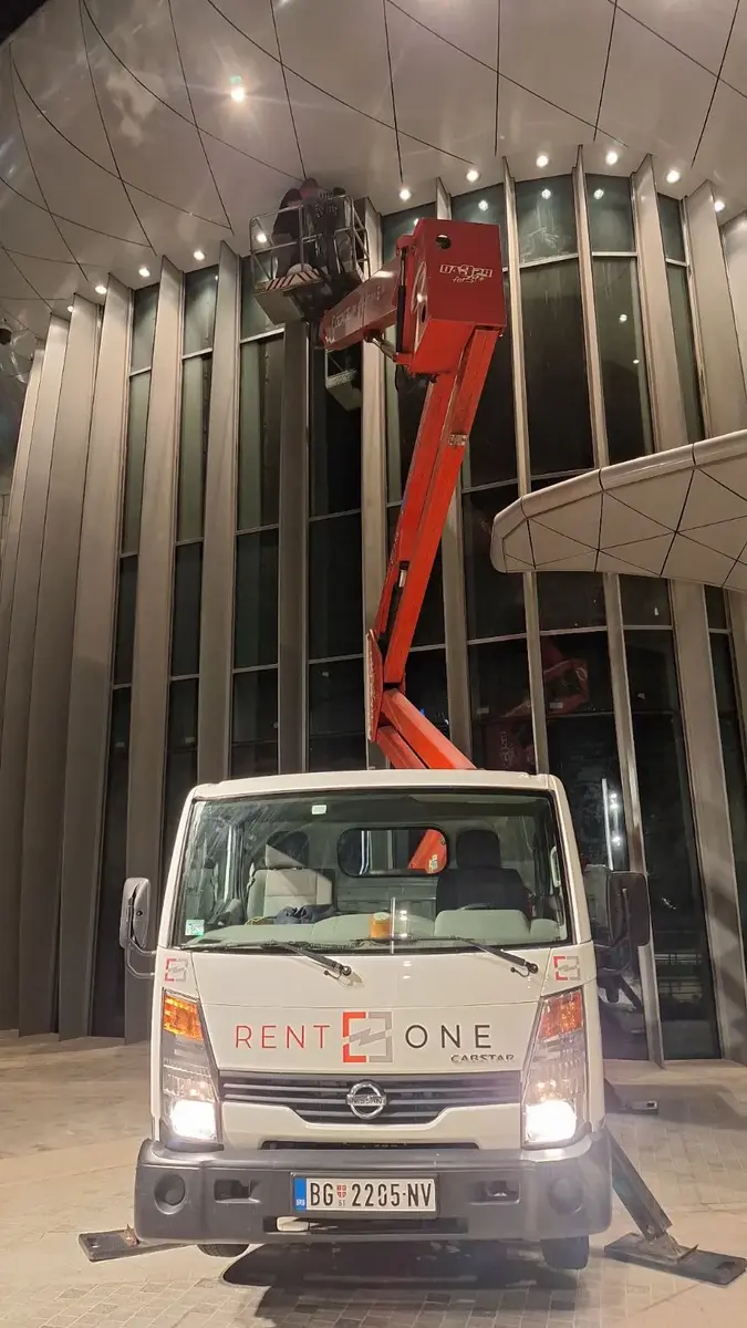 Auto dizalica sa korpom Nissan • Cabstar 24m • 5