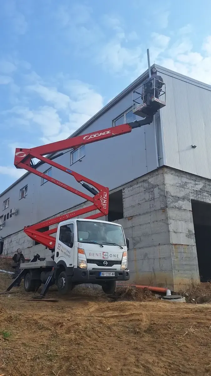 Auto dizalica sa korpom Nissan • Cabstar 24m • 3