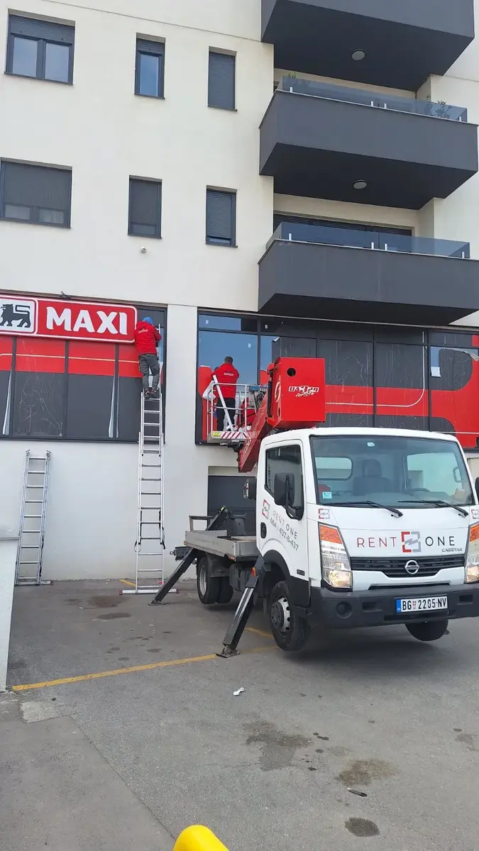 Auto dizalica sa korpom Nissan • Cabstar 24m • 14