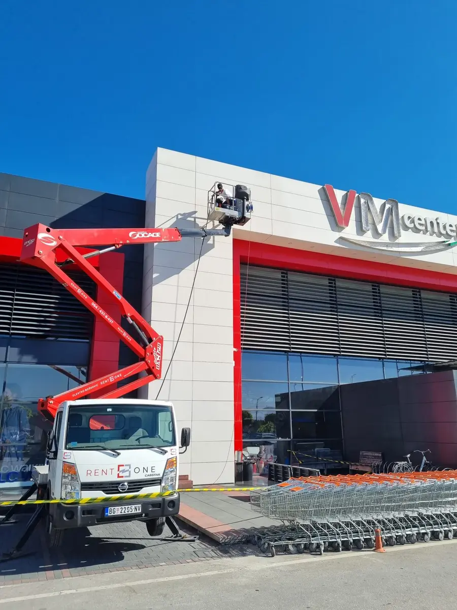 Auto dizalica sa korpom Nissan • Cabstar 24m • 13