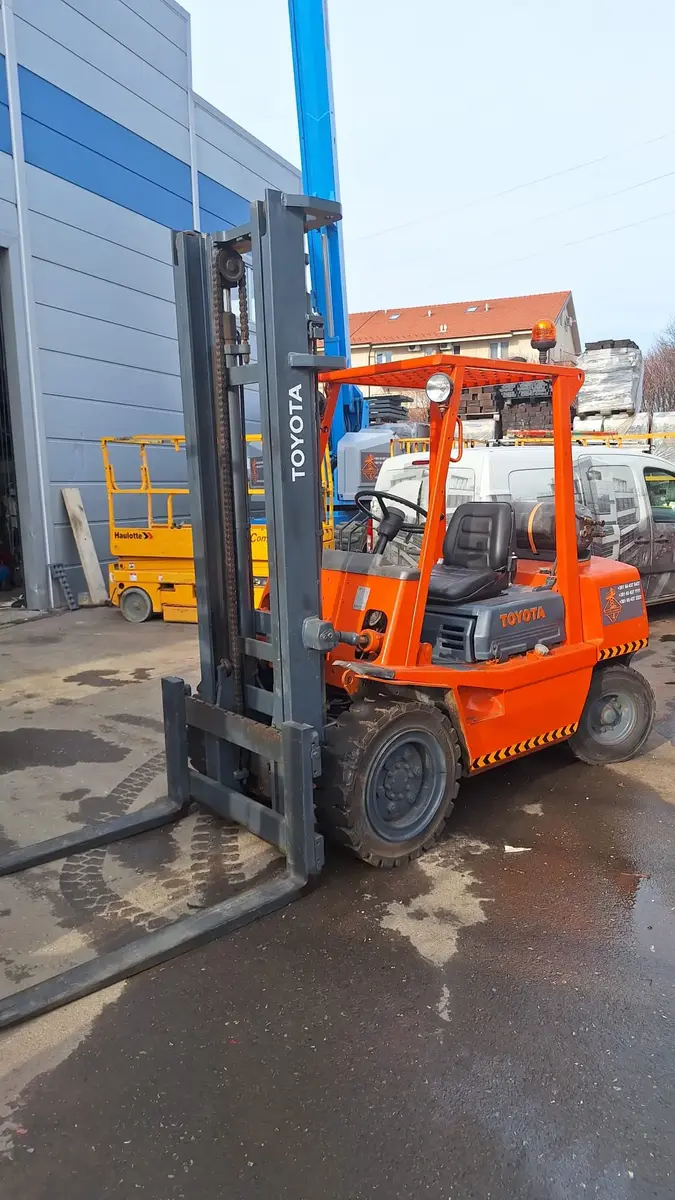 Gasni viljuškar Toyota • 2FG30 • 1