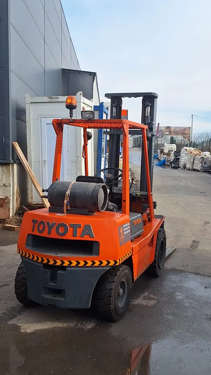 Gasni viljuškar Toyota • 2FG30 • 4