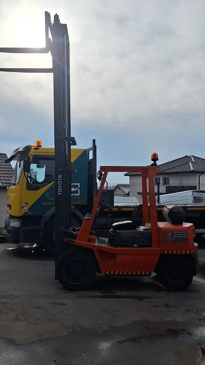 Gasni viljuškar Toyota • 2FG30 • 5