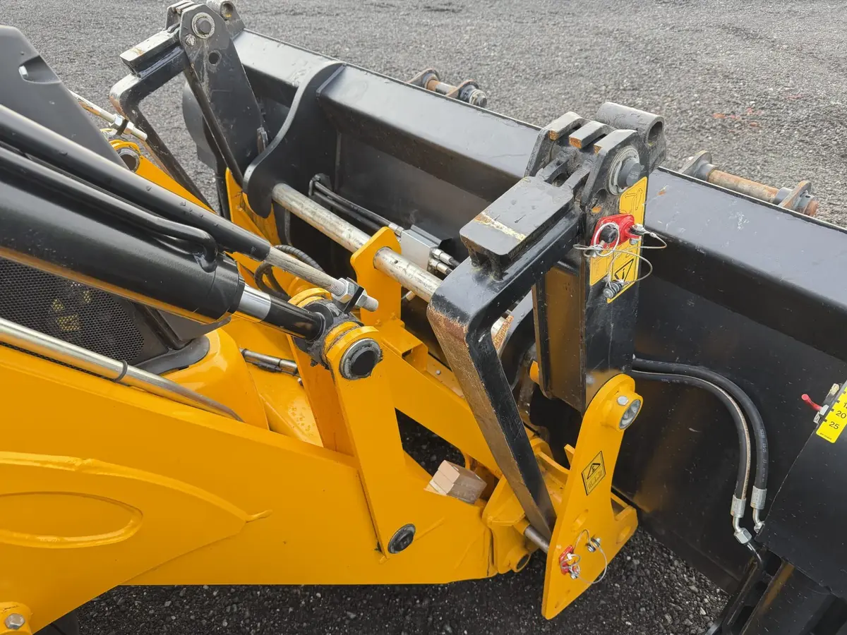 Srednji bager JCB • JCB 3CX PRO DUALDRIVE, godište 2025 • 12