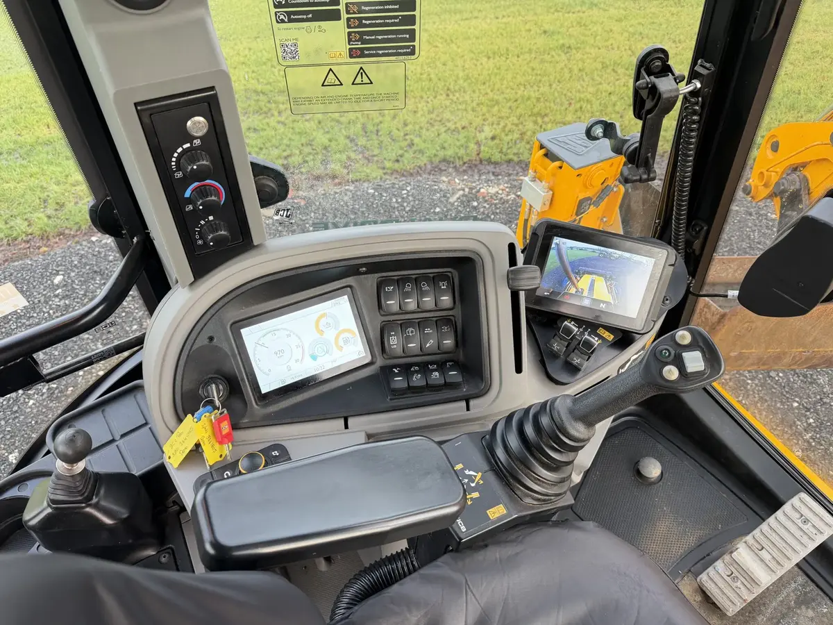Srednji bager JCB • JCB 3CX PRO DUALDRIVE, godište 2025 • 8