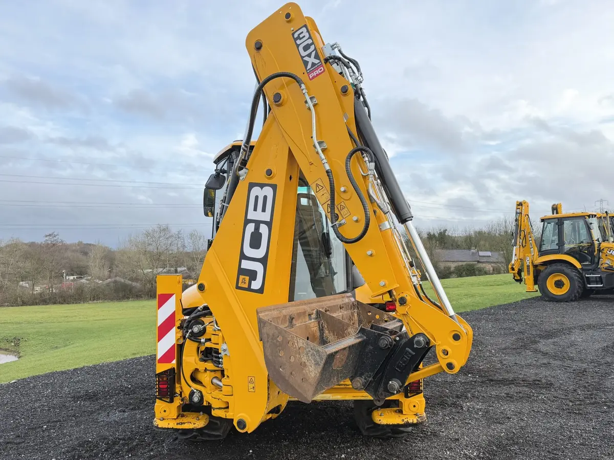 Srednji bager JCB • JCB 3CX PRO DUALDRIVE, godište 2025 • 7