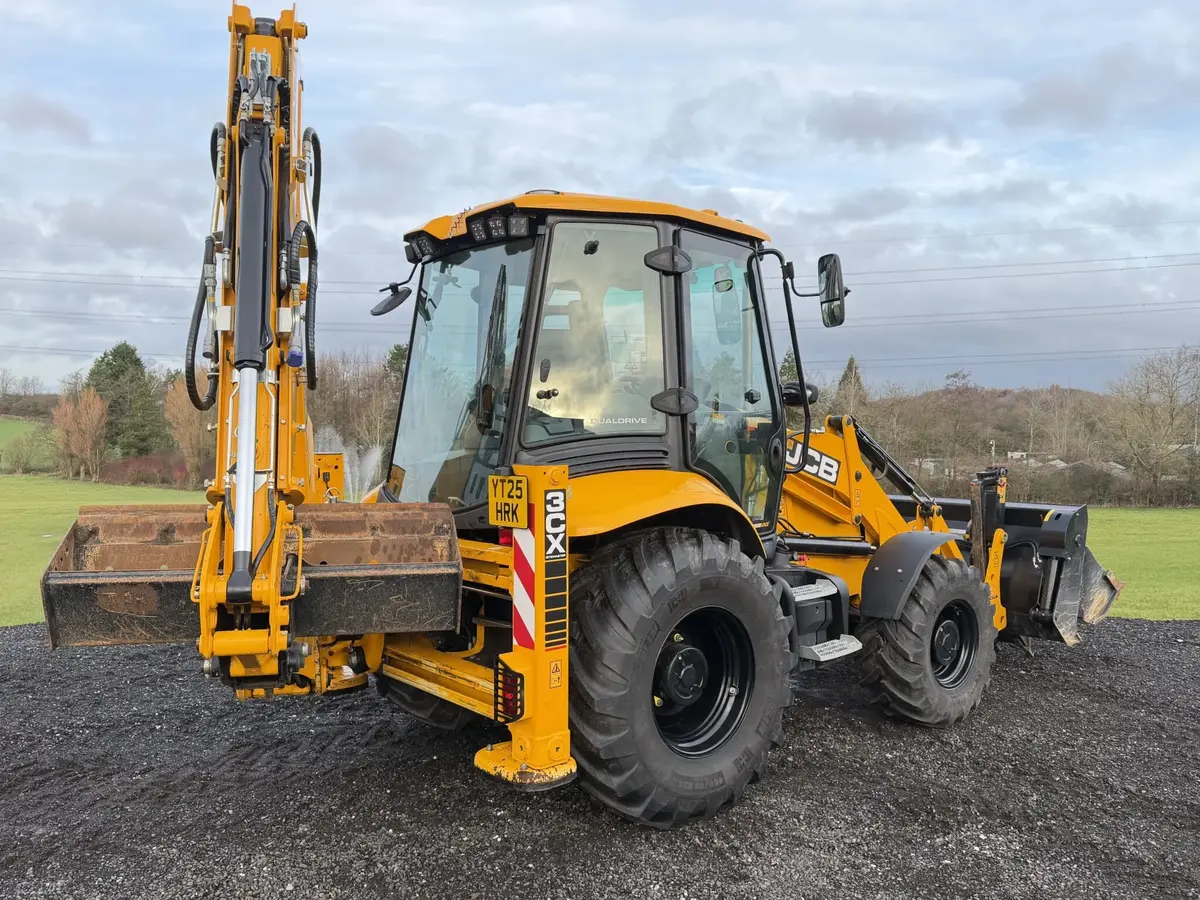Srednji bager JCB • JCB 3CX PRO DUALDRIVE, godište 2025 • 6