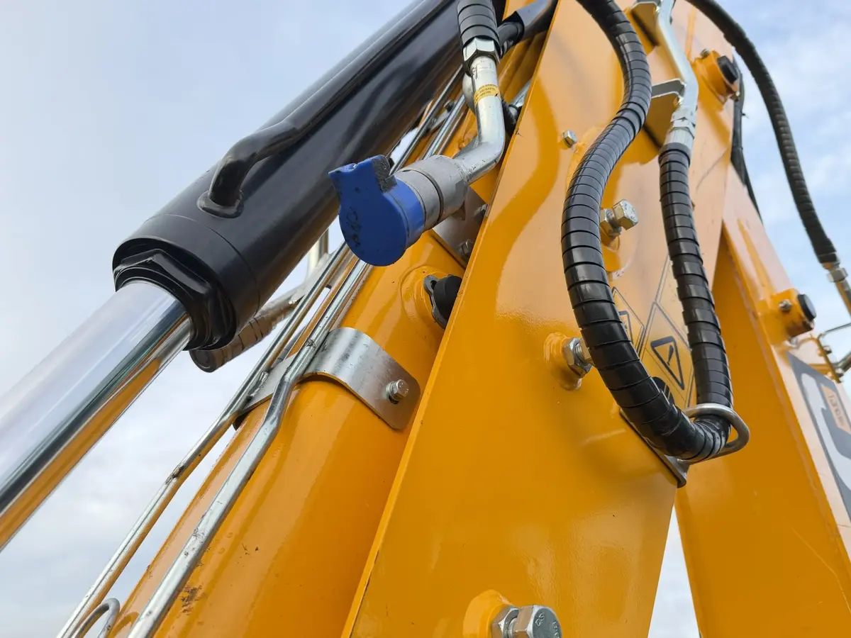 Srednji bager JCB • JCB 3CX PRO DUALDRIVE, godište 2025 • 13