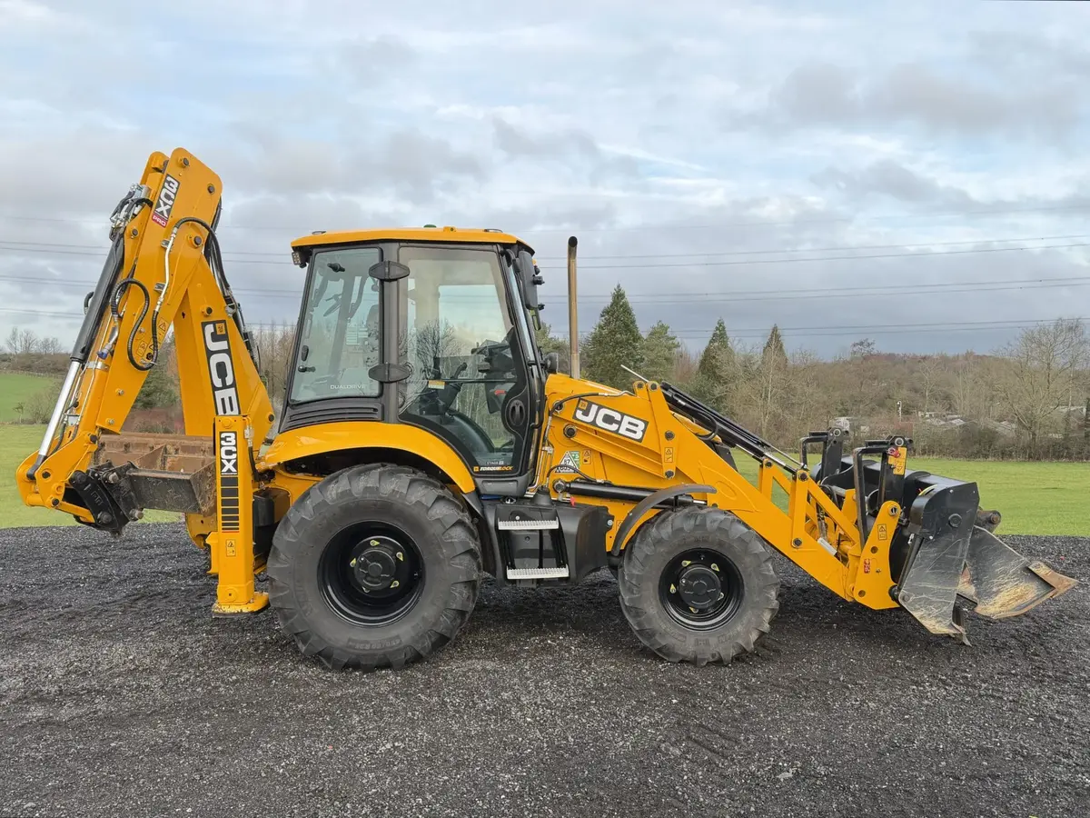 Srednji bager JCB • JCB 3CX PRO DUALDRIVE, godište 2025 • 4