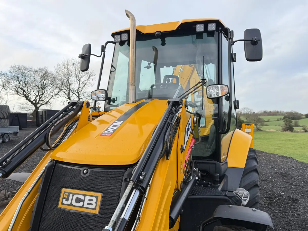 Srednji bager JCB • JCB 3CX PRO DUALDRIVE, godište 2025 • 11