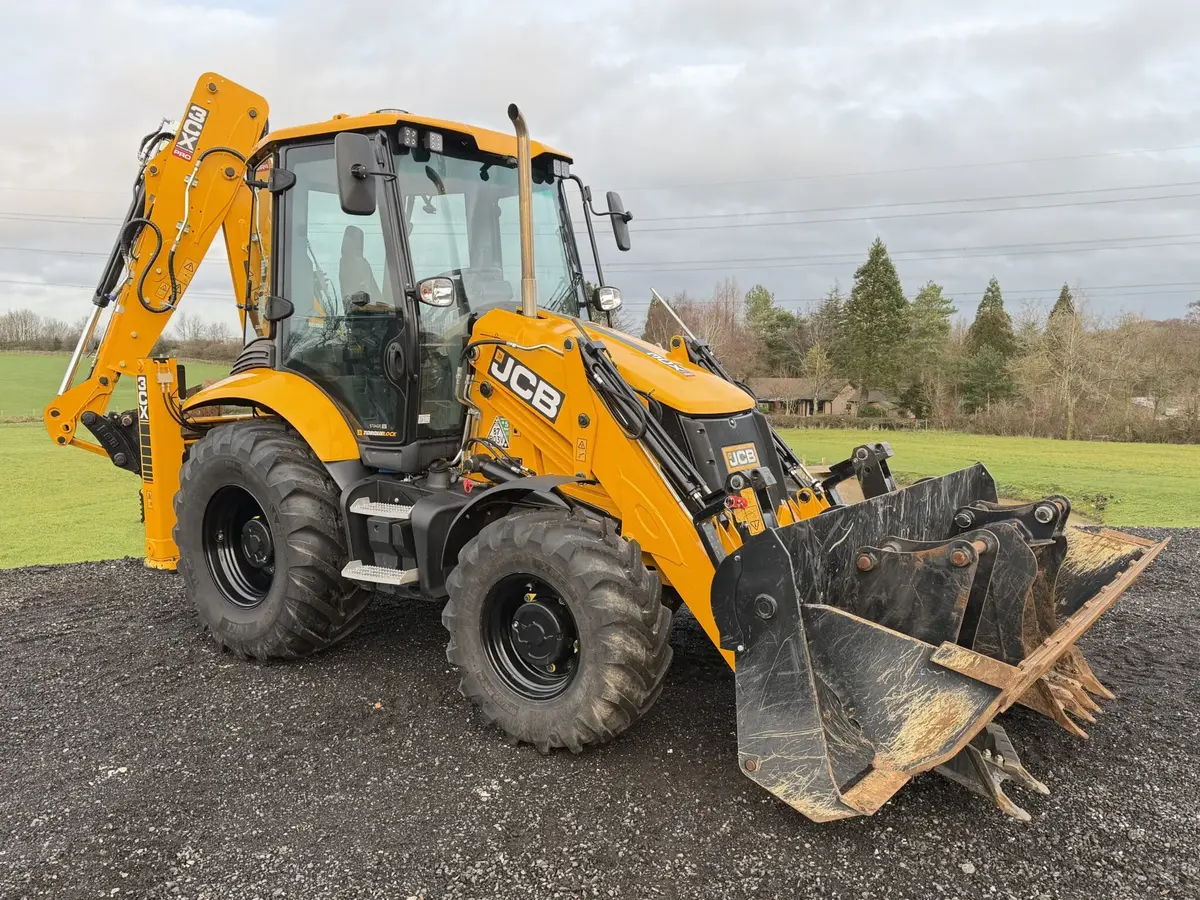 Srednji bager JCB • JCB 3CX PRO DUALDRIVE, godište 2025 • 3