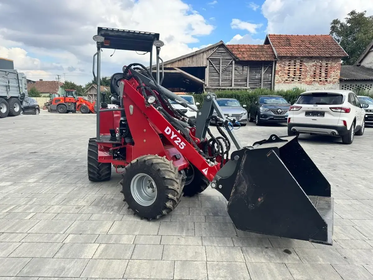 Mini utovarivač Taian • DY25, godište 2025 • 8
