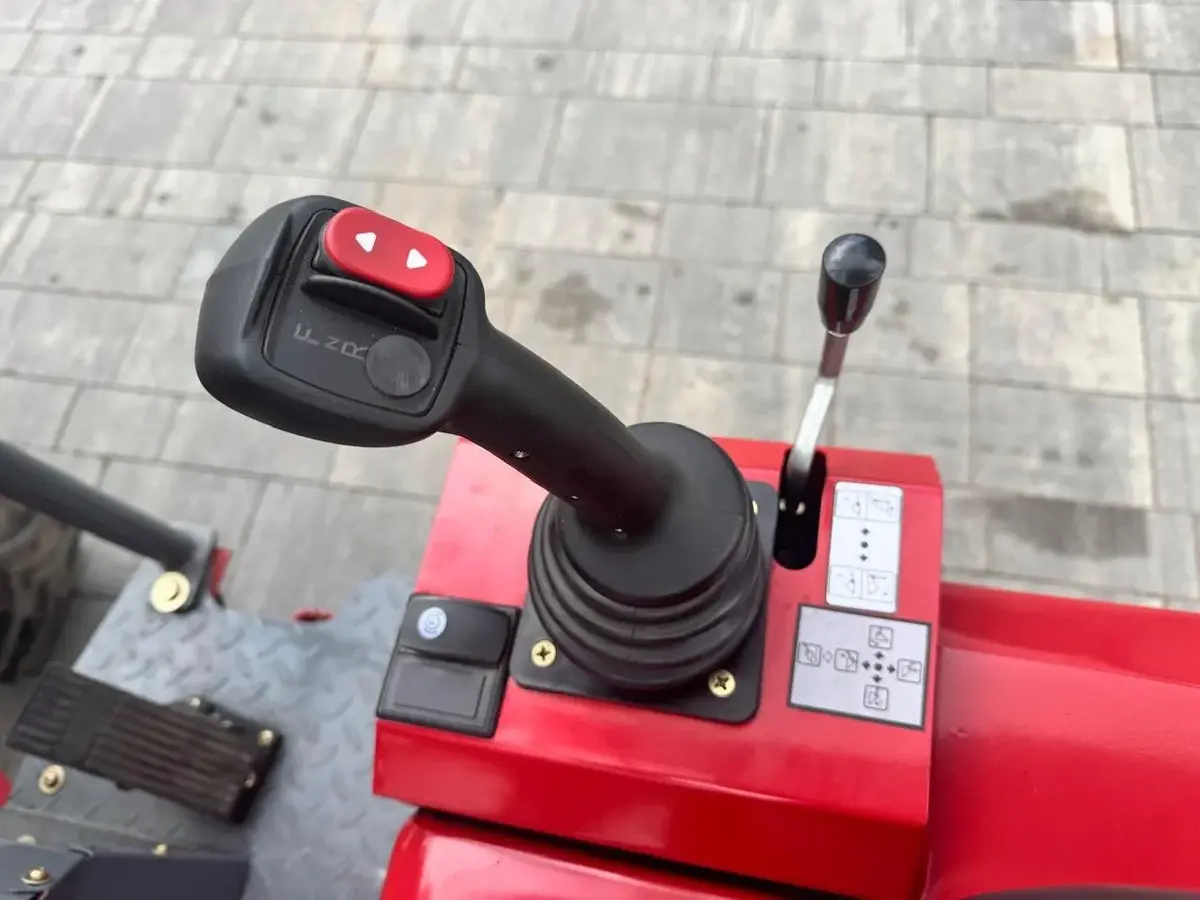 Mini utovarivač Taian • DY25, godište 2025 • 13