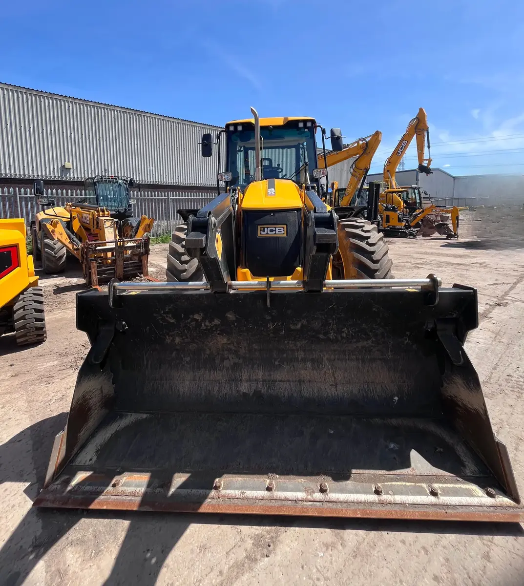None JCB • 4CX PLUS DUALDRIVE, godište 2025 • 3