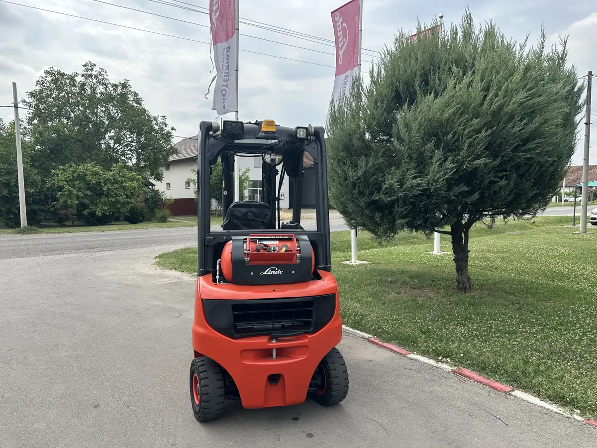 Gasni viljuškar Linde • H20T, godište 2019 • 3