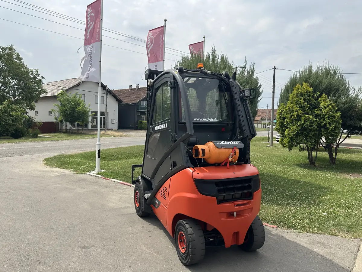 Gasni viljuškar Linde • H25T, godište 2015 • 3