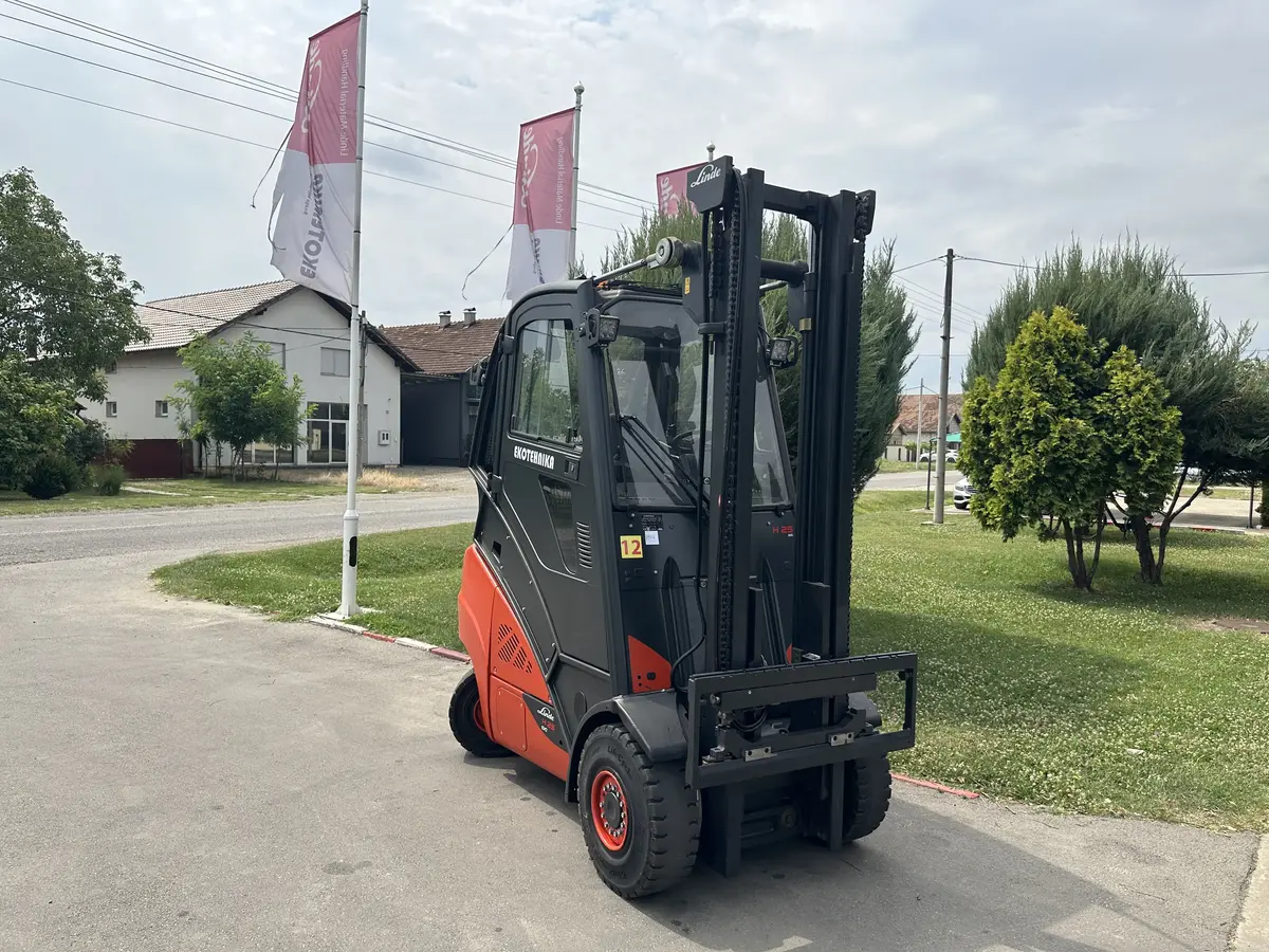 Gasni viljuškar Linde • H25T, godište 2015 • 10