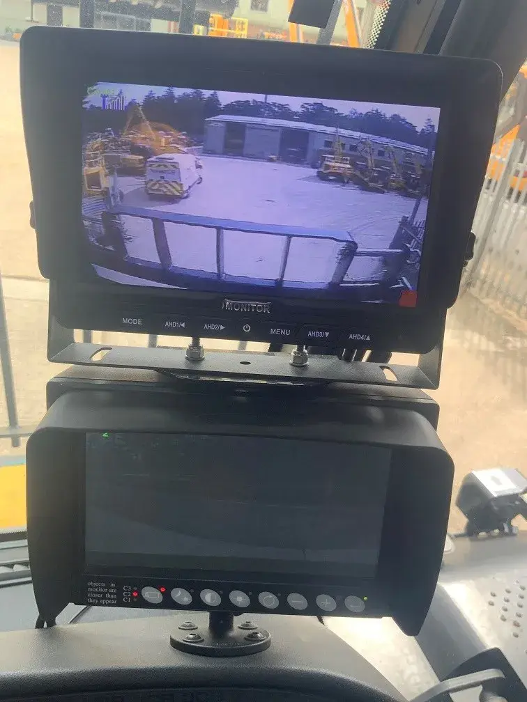 Veliki bager JCB • 555-260, godište 2023 • 9